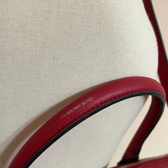 CALVIN KLEIN RED PATENT LEATHER CROSSBODY BAG W/ALL OVER CK LOGO INSIDE AND OUT - Picture 15 of 15